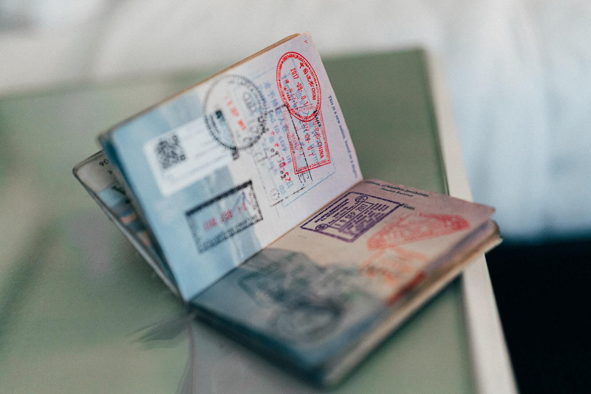 عصابات تروج لـ "جوازات سفر بريطانية مزورة" عبر السوشيال ميديا!
