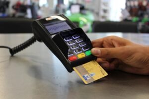 دراسة تكشف: شركات تبرعت للعمال حصلت على عقود حكومية بـ138 مليون باوند