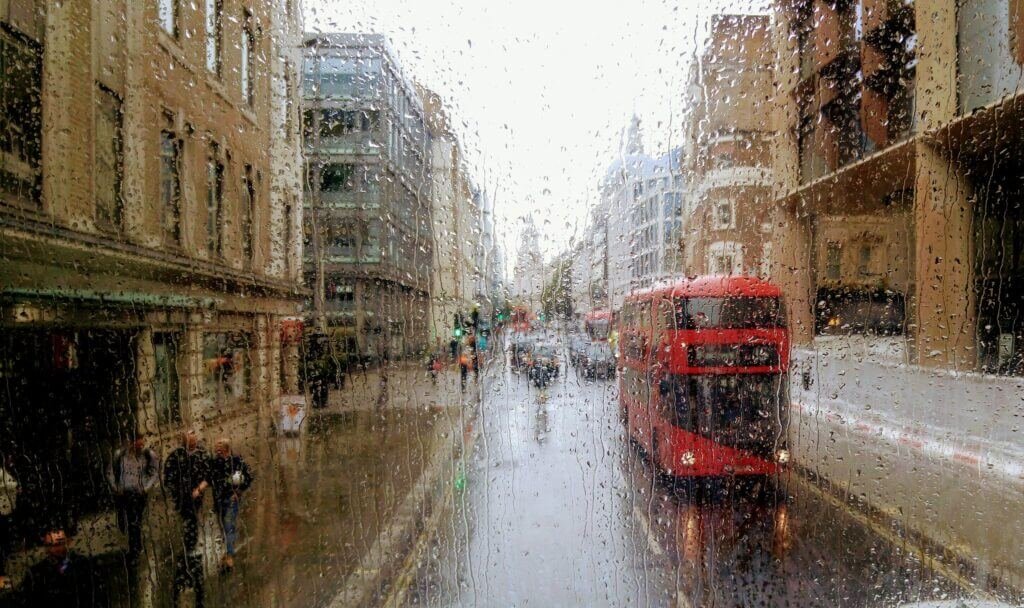 تحذيرات من أمطار غزيرة ورياح في عموم بريطانيا