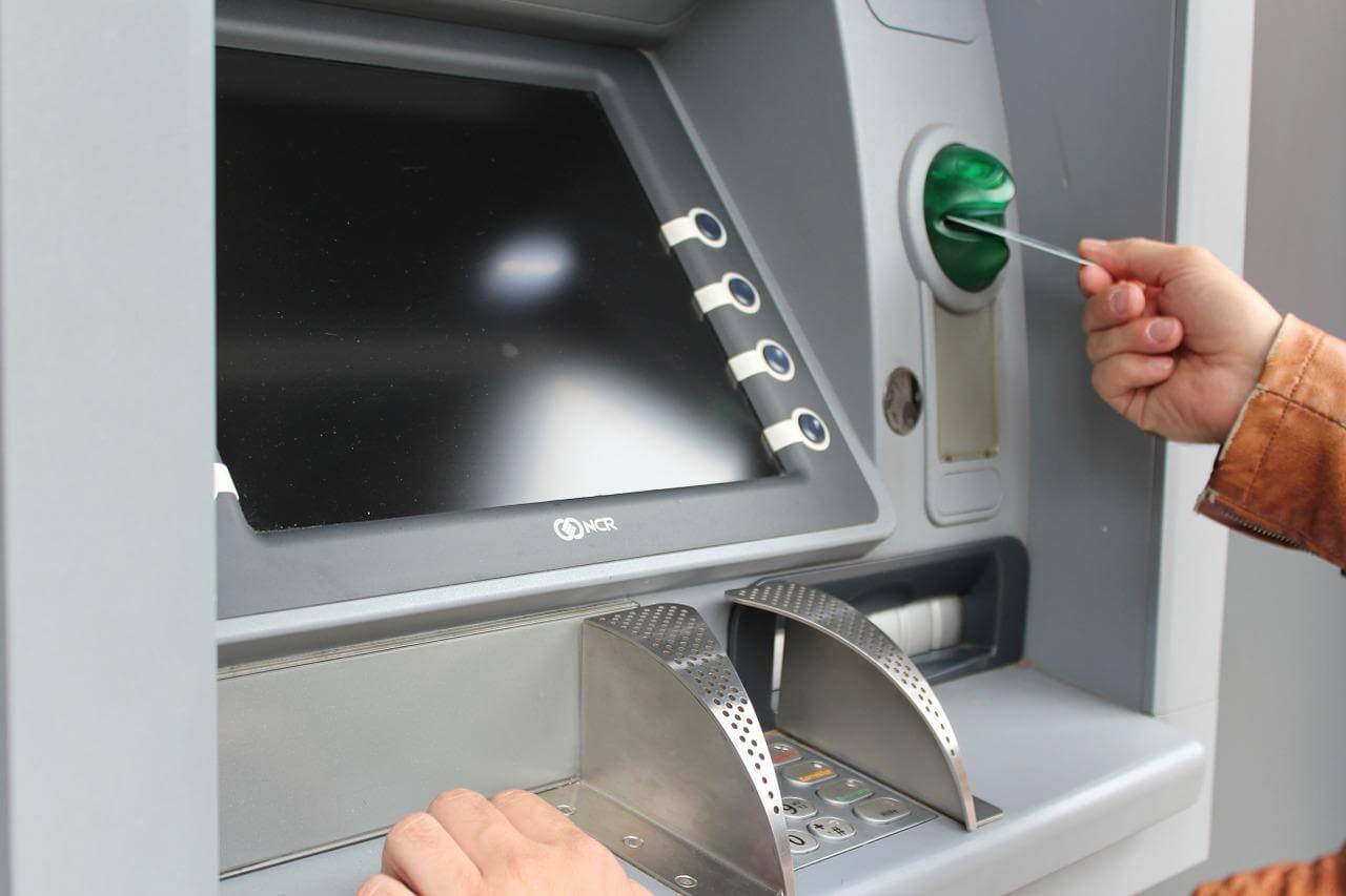 استخدام أجهزة صراف آلي موحدة لإيداع وسحب الأموال من بنوك بريطانيا