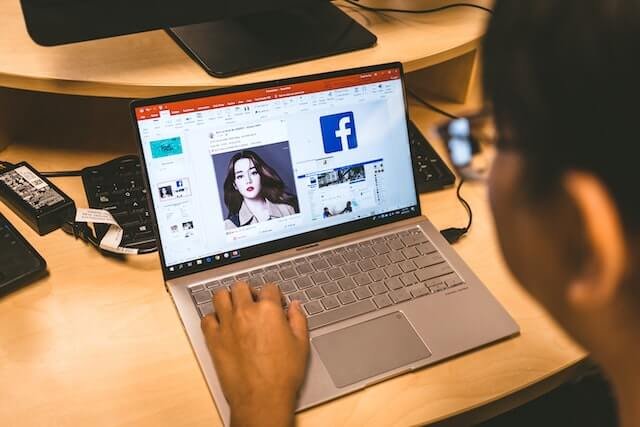 مستخدمو فيسبوك يبلغون عن رؤية منشورات عشوائية للمشاهير