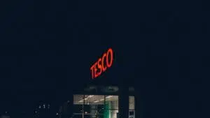 رفعت متاجر Tesco الكبرى أجرة موظفيها بمقدار 55 بنسًا بالساعة