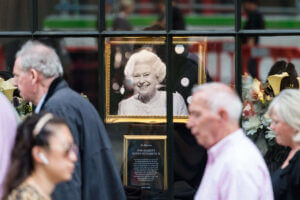 كيف يرى البريطانيون التغطية الإعلامية لوداع الملكة إليزابيث (آنسبلاش)