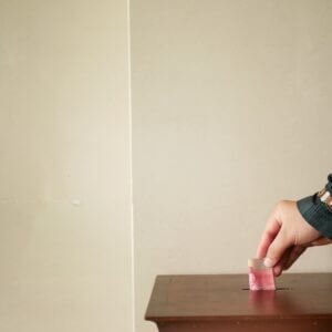 المسلمون في بريطانيا يتصدرون التبرع بأربعة أضعاف المتوسط الوطني مع نهاية 2025