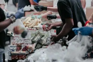 جمعية لندن الخيرية توزع الطعام المصادر من مودعي الملكة إليزابيث