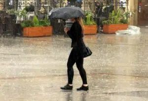 عاصفة فلوريس تضرب بريطانيا: ما خطوط النقل التي توقفت حتى الآن؟