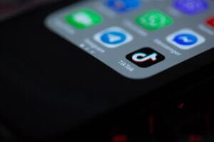 هل التيك توك ووسائل التواصل الاجتماعي خطر على الأطفال ؟