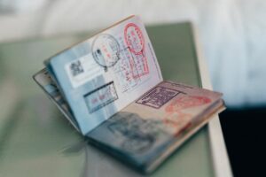 تراجع حاد في تأشيرات عمل الممرضين ومقدمي الرعاية الأجانب في بريطانيا 