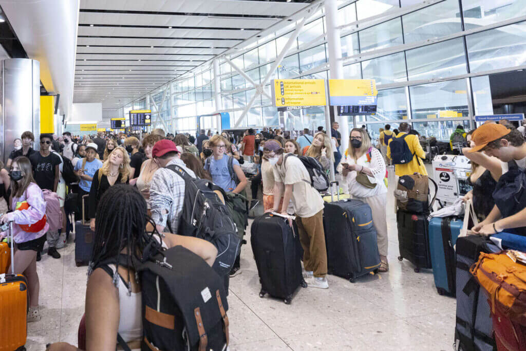 المطارات البريطانية في حالة منا لفوضى رغم ارتفاع أسعار تذاكر السفر في الإجازات