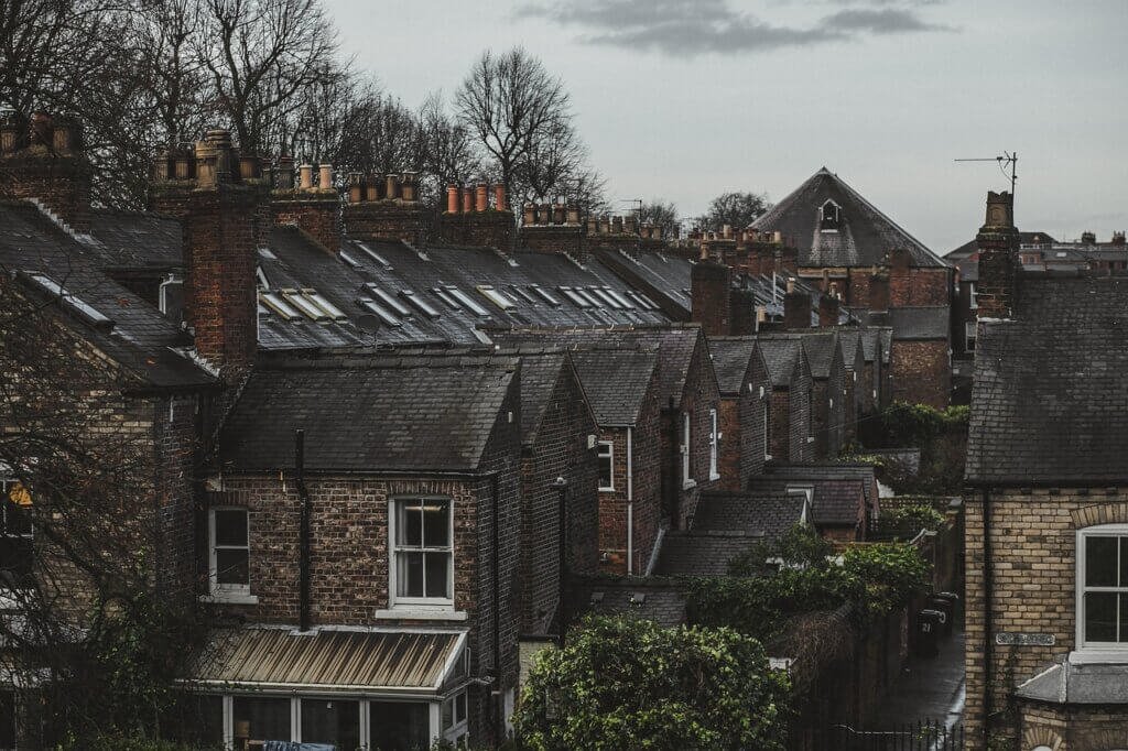 وضع اليد على الأراضي والعقارات