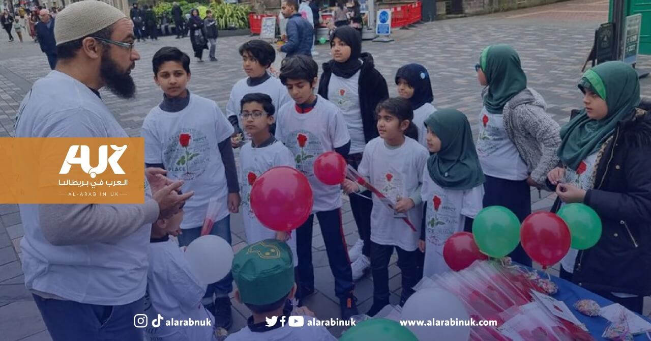 مسلمون في ديربي يوزعون الحلوى والورود احتفالا بذكرى المولد النبوي