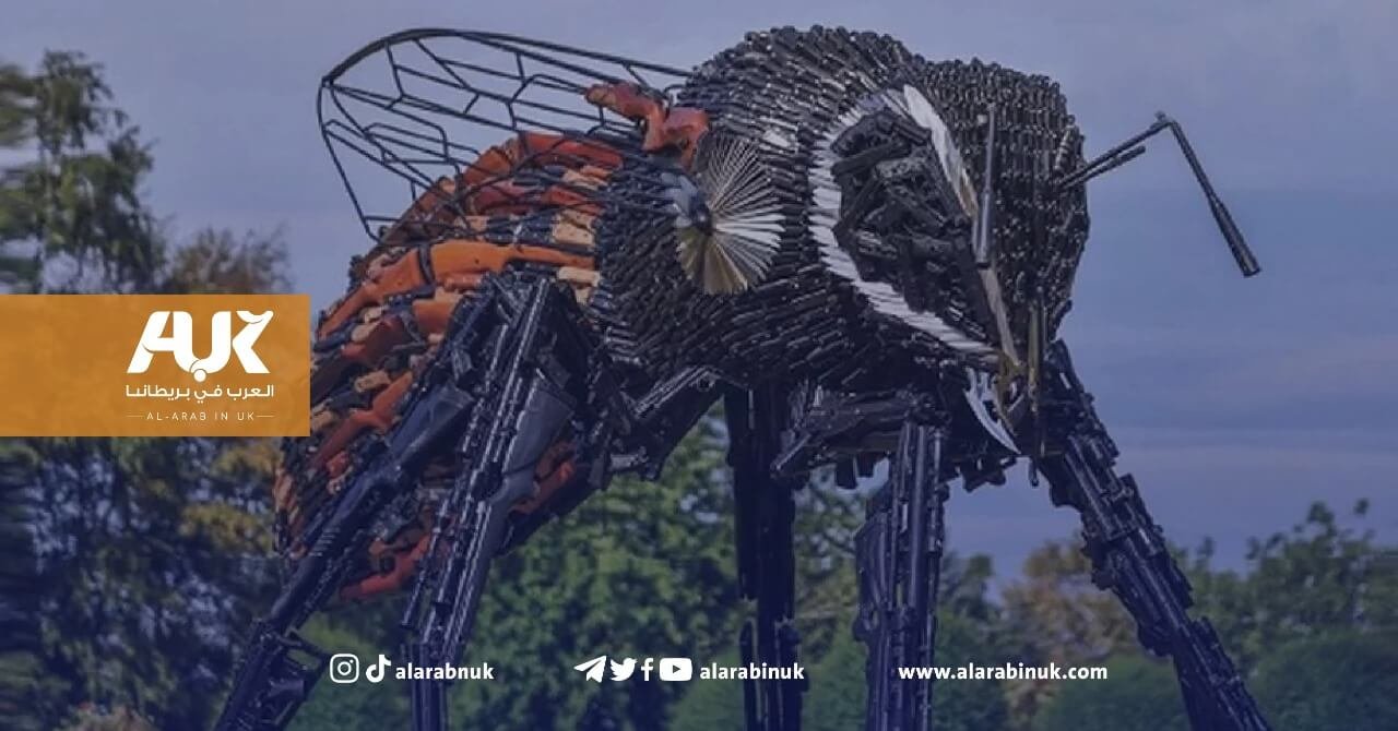 نحلة عملاقة مصنوعة من الأسلحة تجوب مدارس بريطانيا للتوعية ضد العنف