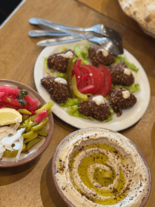 أطباق عربية تقليدية يقدمها المطعم