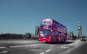 الحكومة البريطانية وقيادة الحافلات