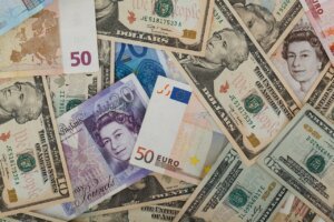كيف سيؤثر خفض سعر الفائدة في بريطانيا على أموالك؟