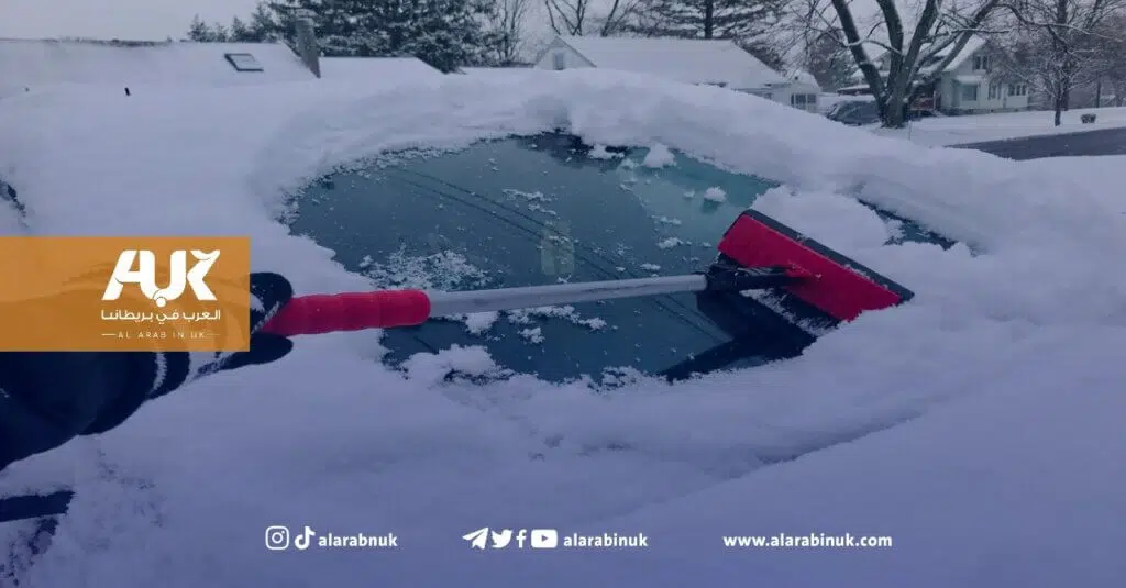 القانون البريطاني يجرّم قيادة السيارة دون إزالة الثلج المتراكم على الزجاج الأمامي 
