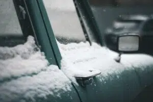 كيف تقود سيارتك بأمان خلال الثلوج والأجواء الصعبة؟