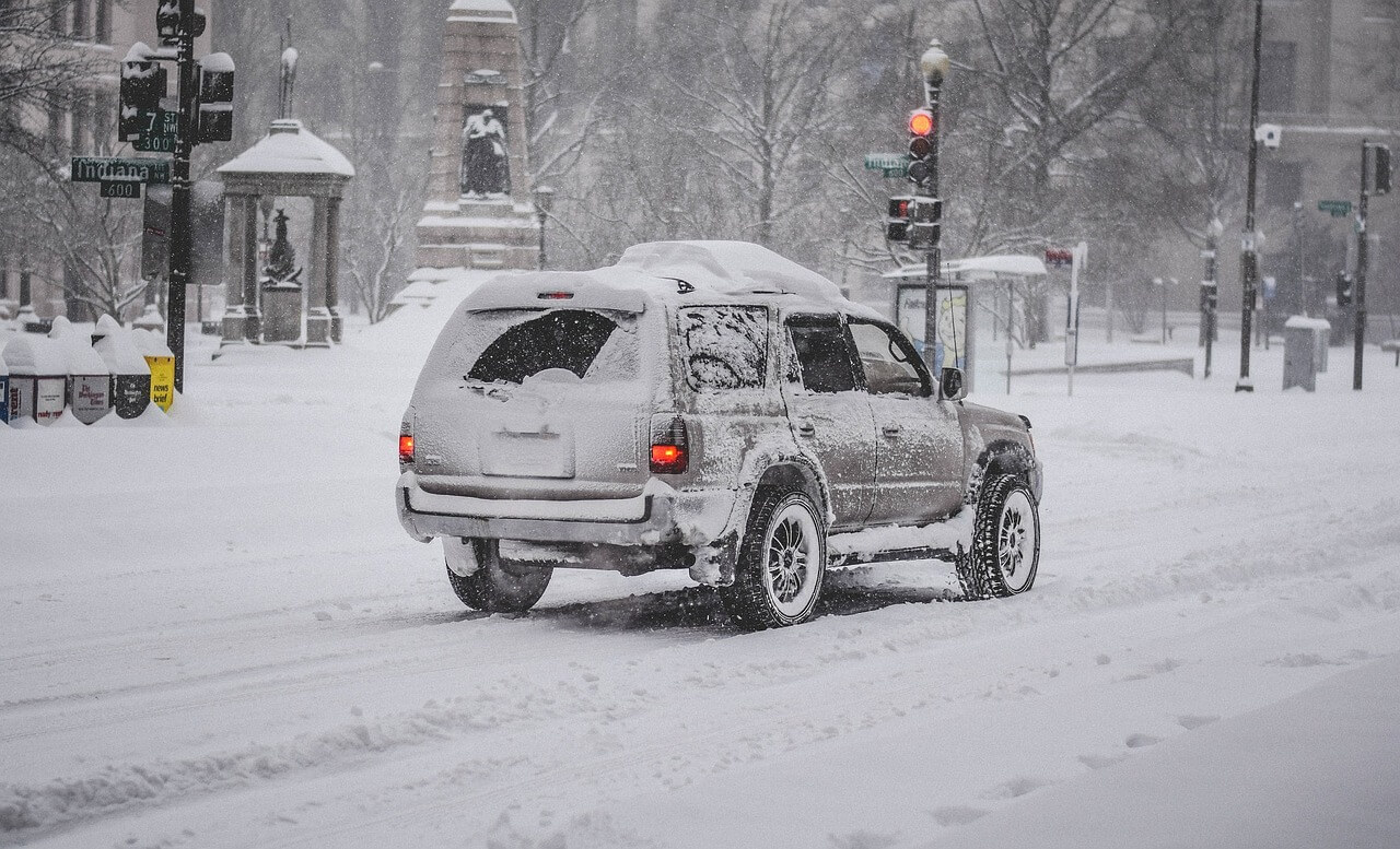 سائقون يتركون سيارتهم عالقة في الثلوج (بيكساباي)