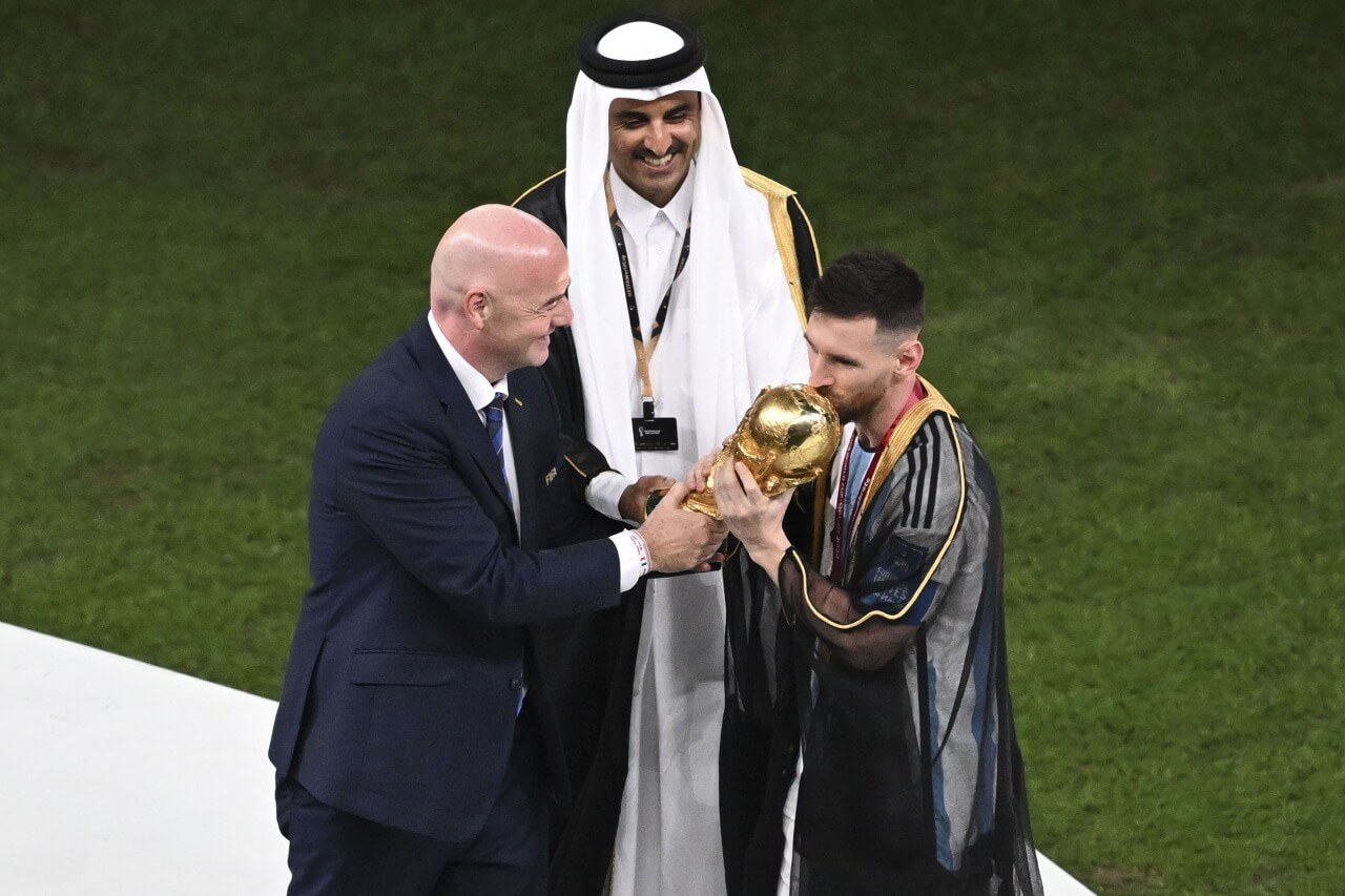 لحظة استلام لكأس العالم في قطر 