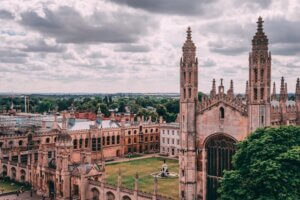 أبرز 10 منح دراسية بالجامعات البريطانية في 2023