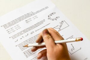 دراسة: اتساع الفجوة بين الأولاد والفتيات في الرياضيات والعلوم في إنجلترا لهذا السبب
