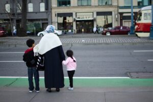 كاتب بريطاني يدعو الحكومة إلى استقطاب اللاجئين السوريين