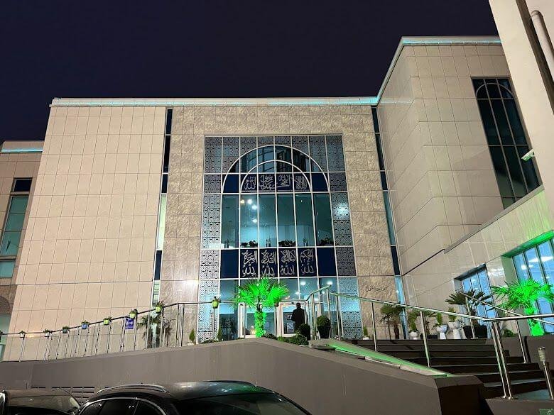 ما حقيقة المكان الذي يُدّعى أنه "أكبر مسجد في بريطانيا"؟