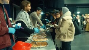 المئات يتفاعلون مع مهرجان الفن الفلسطيني في جامعة مانشستر 