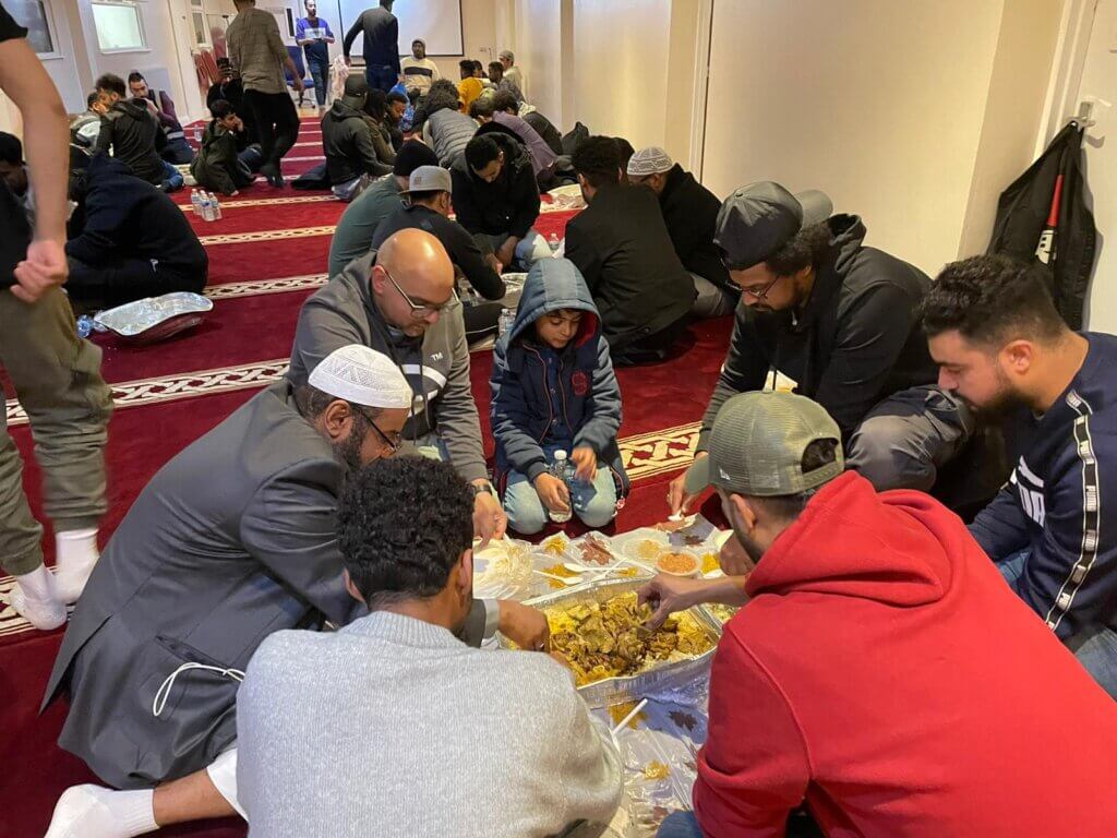 إفطار جماعي في مركز غرب لندن الإسلامي