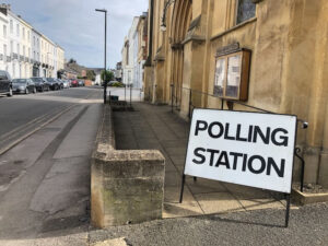  كيف يمكن للبريطانيين التصويت إذا كانوا في إجازة خارج البلاد في يوم الانتخابات؟