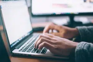 خبراء ومنظمات خيرية يحذرون: تقليص الدعم الاجتماعي يعرّض الأرواح للخطر