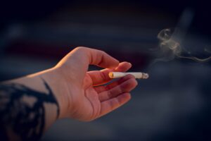هل تمضي حكومة ستارمر في خطة تقييد استخدام السجائر الإلكترونية؟