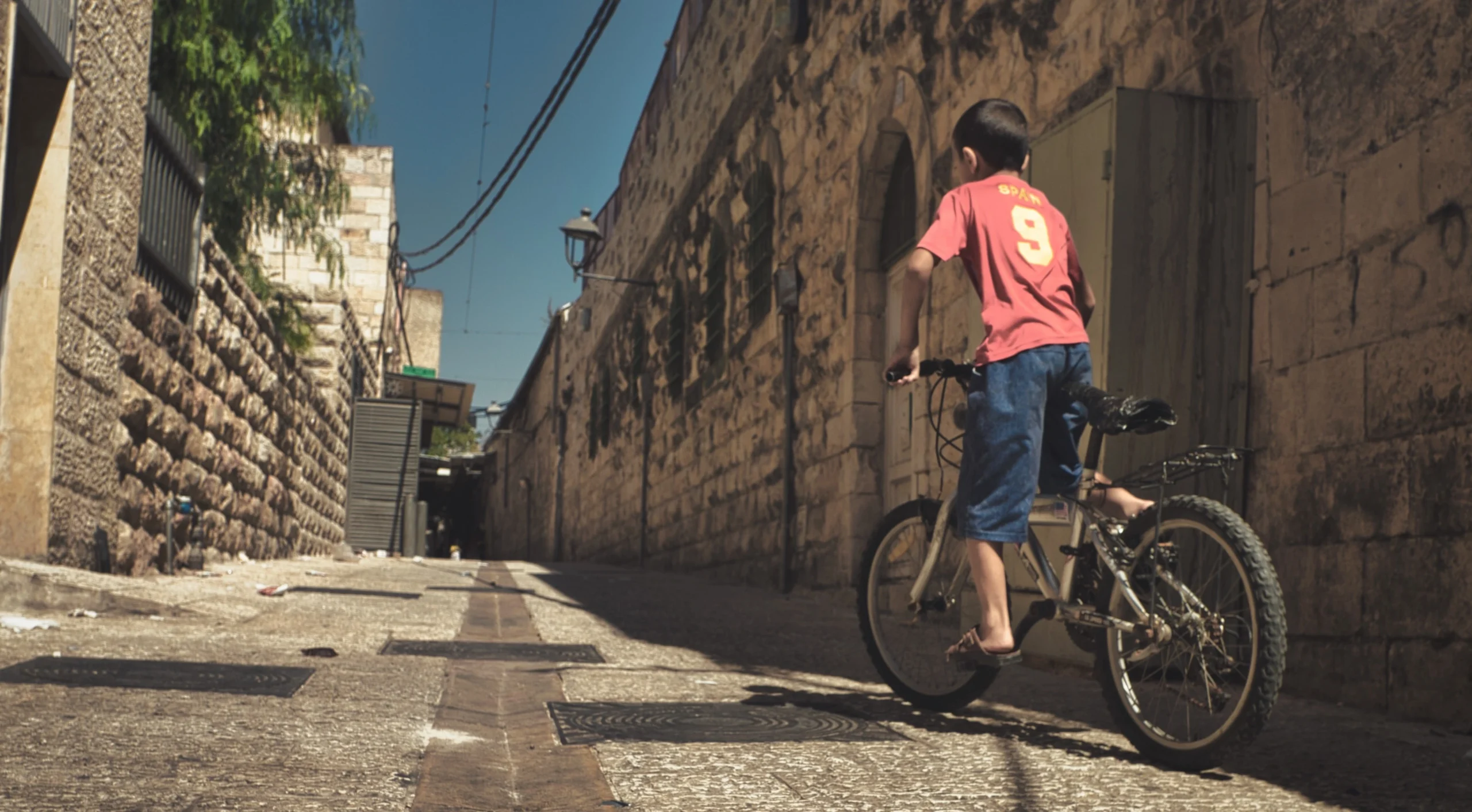 المئات يركبون دراجاتهم لجمع التبرعات دعمًا لفلسطين في جنوب ويلز