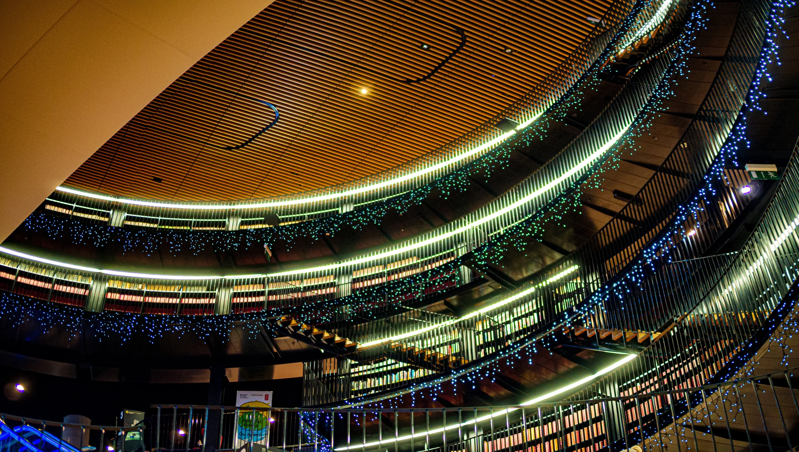 تعرّف إلى مكتبة بيرمنغهام التي صُنفت بأنها أجمل المكاتب العصرية في بريطانيا