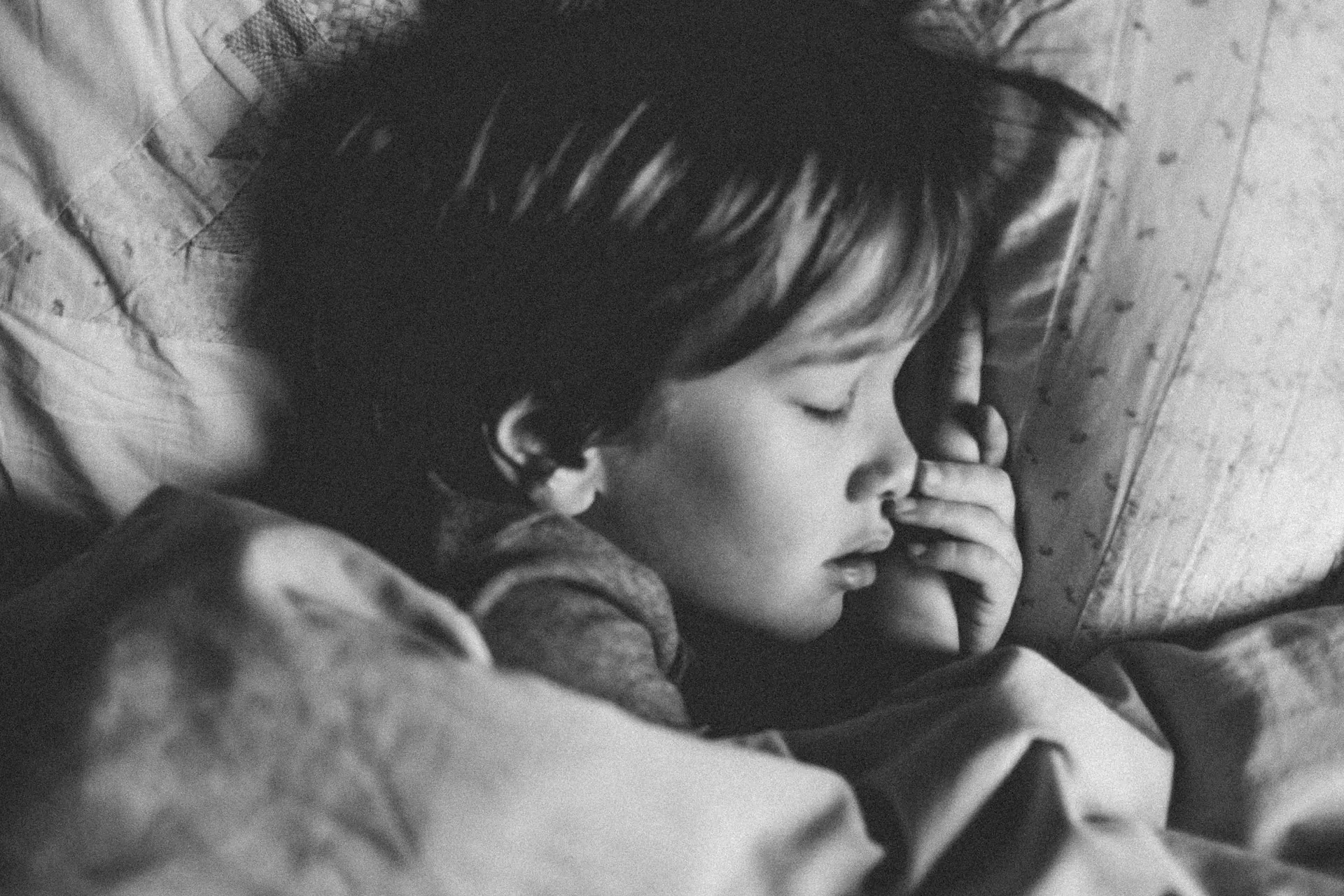 كيف يمكن تعويد الأطفال على النوم مبكرًا؟ (آنسبلاش)