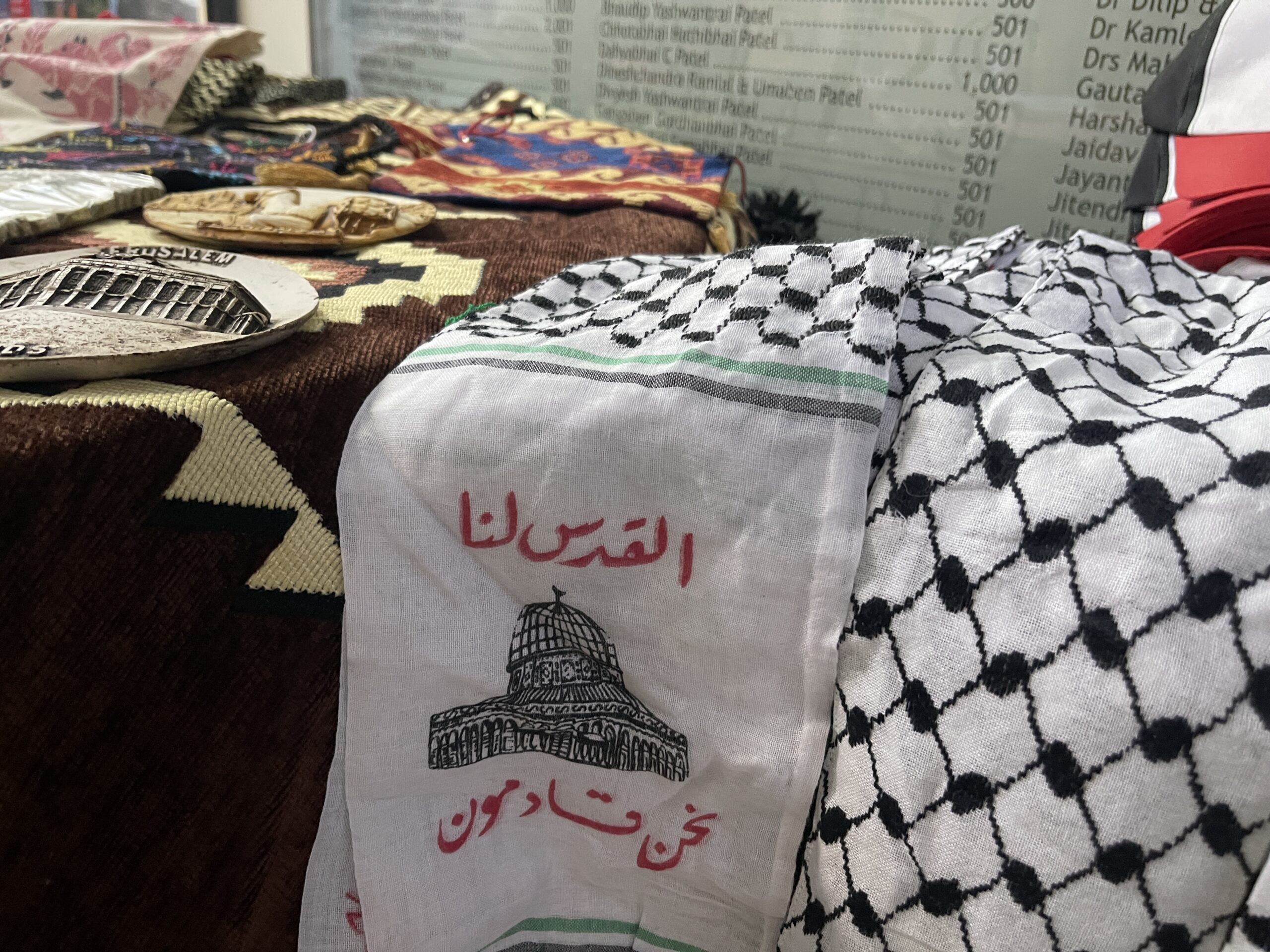 الكوفية الفلسطينية تزين المعرض المغربي في لندن