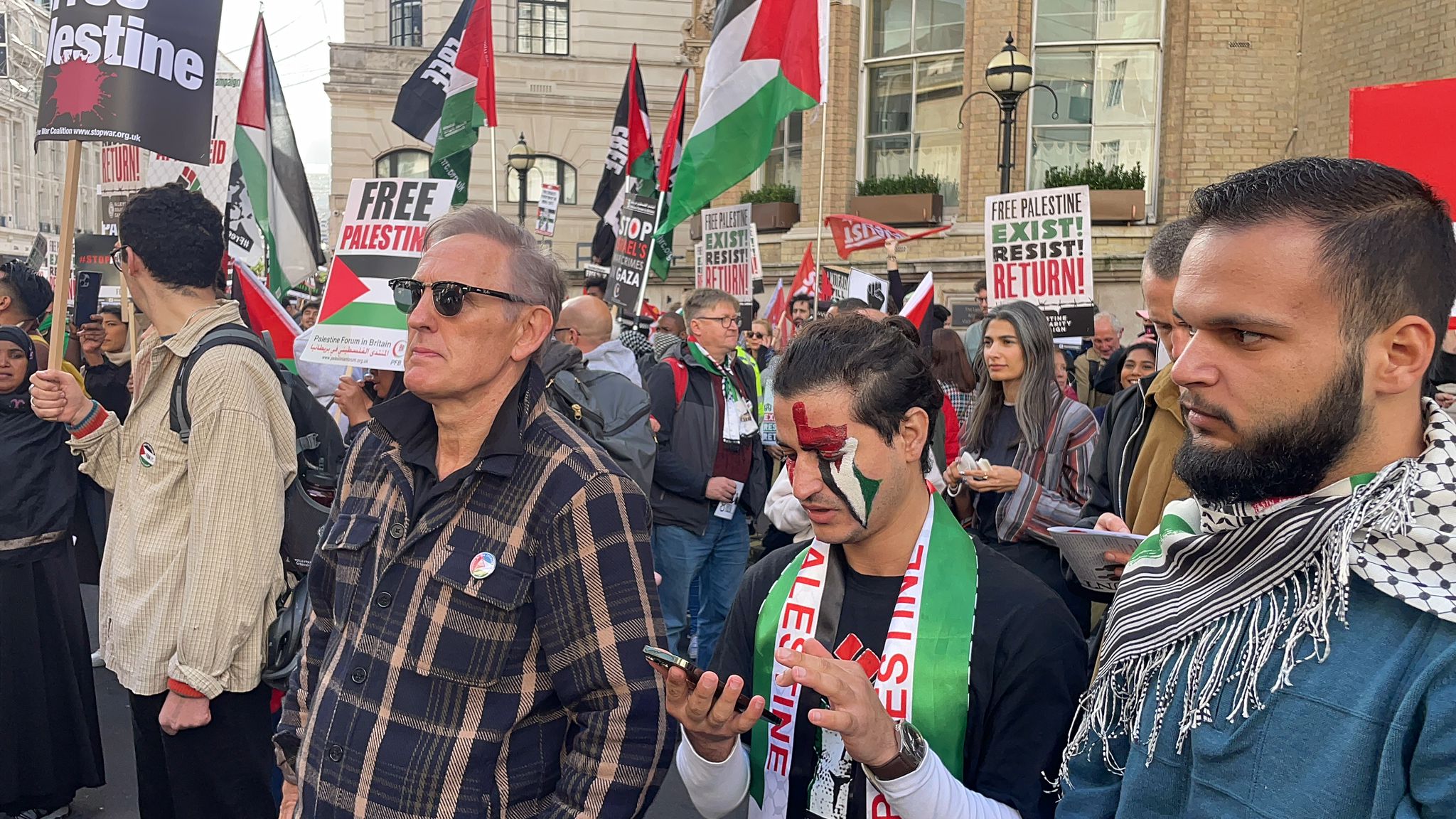 منظاهرون داعمون للقضية الفلسطينية بالقرب من داونينج ستريت في لندن
