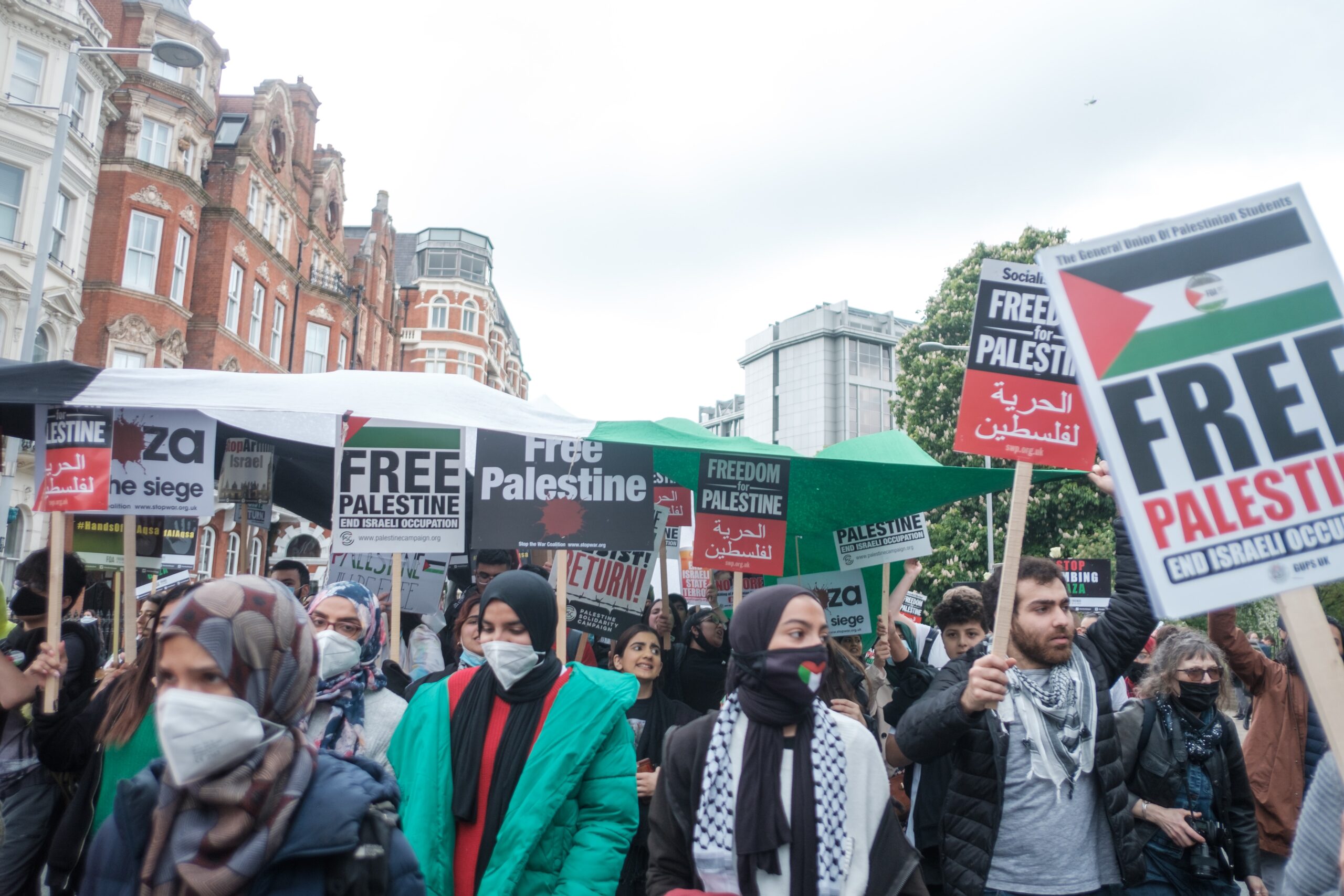 الشرطة البريطانية تفعّل قانونًا يمنع تغطية الوجه في مظاهرات التضامن مع فلسطين