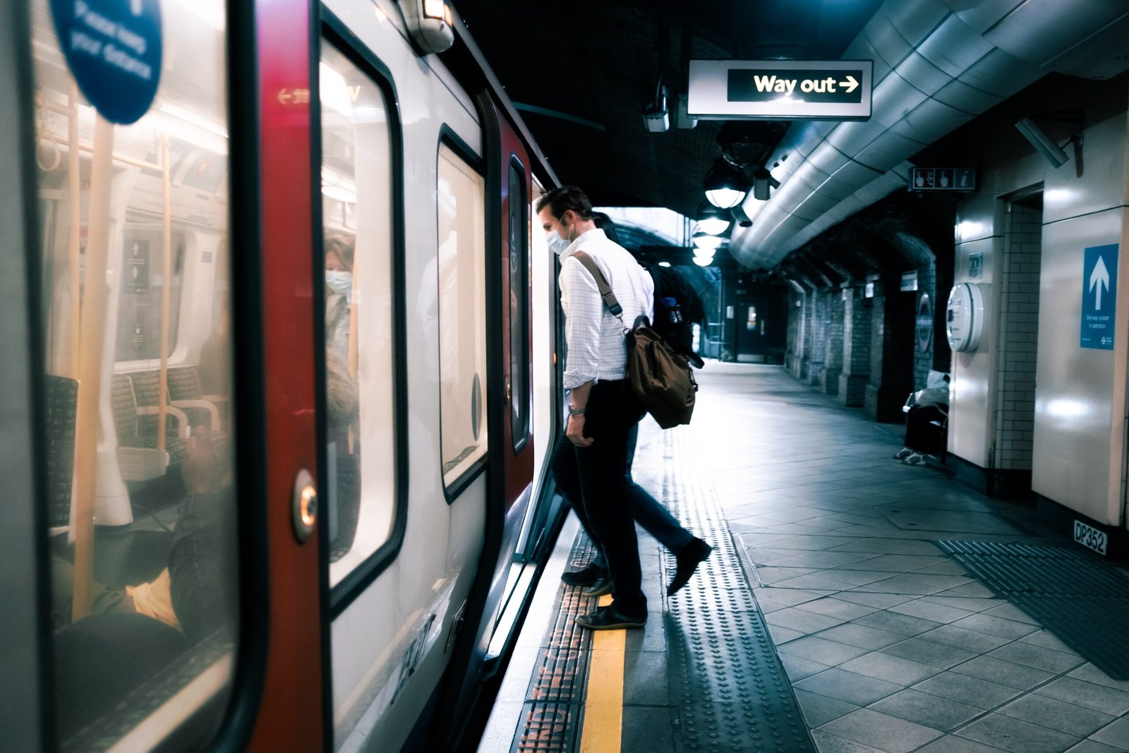 إغلاق مفاجئ لخطوط مترو لندن يشلّ حركة النقل في عطلة نهاية الأسبوع الأول من يناير 2026 
مترو لندن