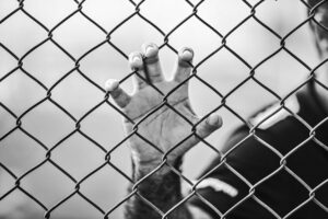 سرقة هوية تحول شابًا تونسيًا إلى "مجرم" في بريطانيا