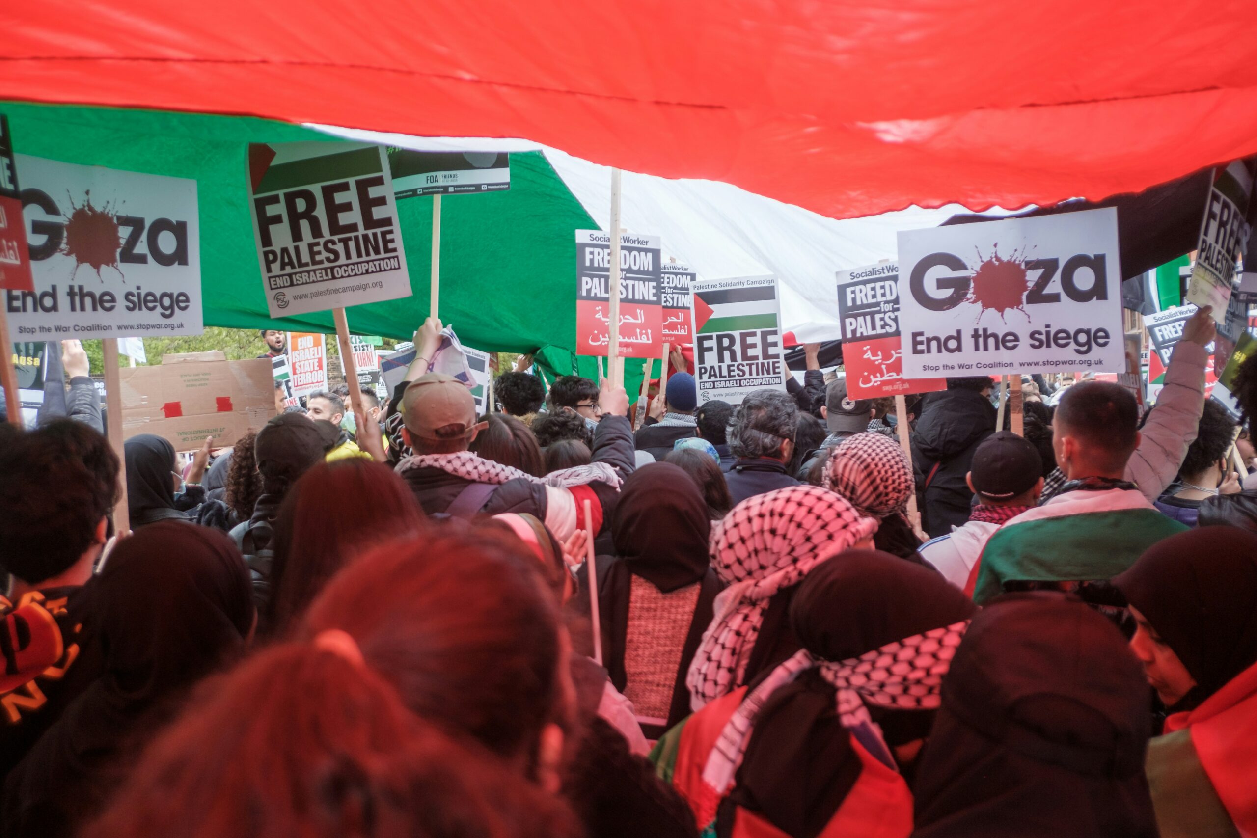 متضامنون مع غزة يغلقون جسرًا خارج البرلمان البريطاني بعد منعهم من الشرطة