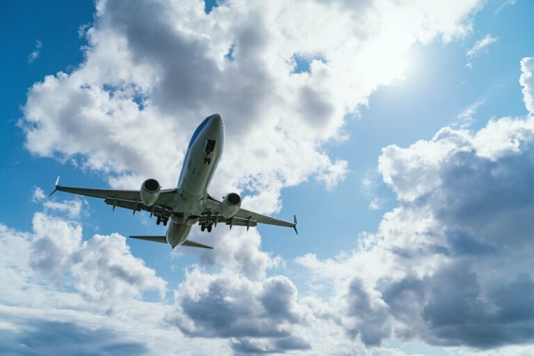 الحكومة البريطانية تصدر تحذيرًا للمسافرين لقضاء عطلات الصيف خلال يونيو