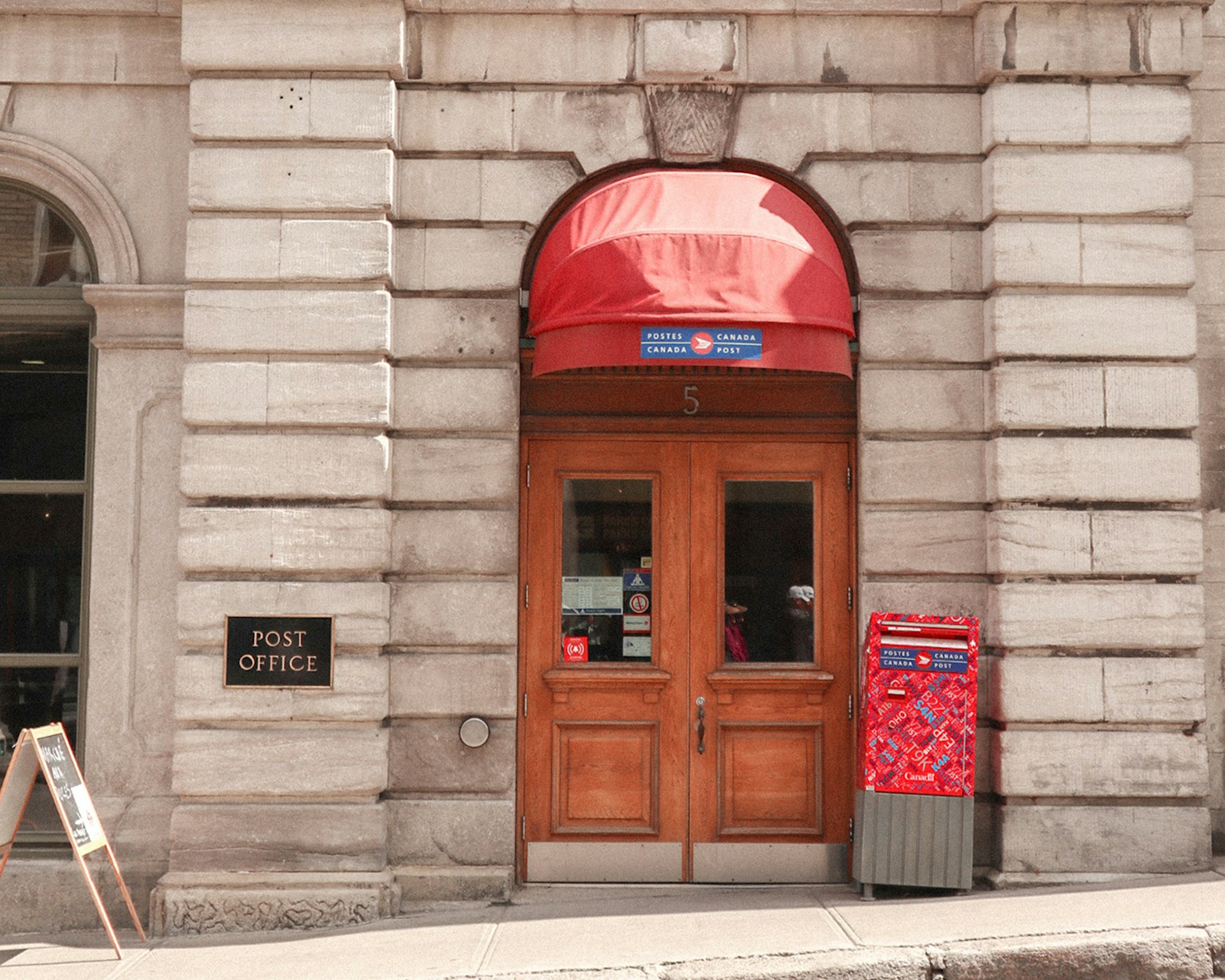 وزير بريطاني يلوح بإمكانية معاقبة الشركات المتورطة في فضيحة مكاتب البريد (آنسبلاش)