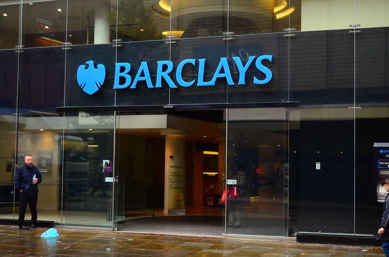 الآلاف يغلقون حساباتهم المصرفية لدى باركليز في بريطانيا تضامنًا مع غزة