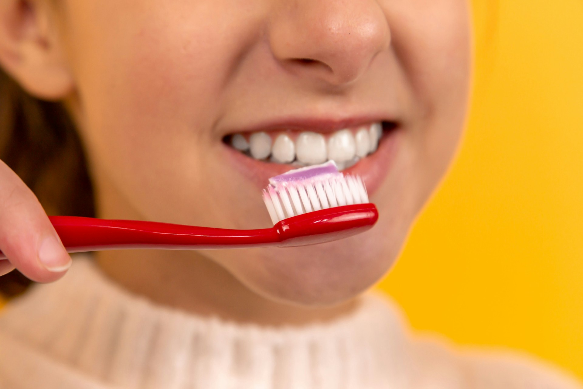 الفلورايد يساهم في زيادة صلابة الأسنان 