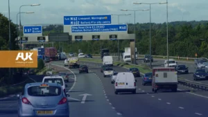 تطالب شركة التأمين (AA) بإجراء تحديثات هامة في مجال السياسات الضريبية المتعلقة بالسيارات، بالإضافة إلى تعديلات في قاعدة التأمين على السيارات وضرورة مراجعة الأسعار المتغيرة للبنزين قبل إعداد الميزانية القادمة. تعتبر هذه الضرورات أمورًا حيوية لاستمرار تقديم خدمات التأمين بشكل فعّال ومستدام. تطلب الشركة تحديث الضرائب على السيارات لضمان تواكب السياسات الحالية وتحقيق التوازن في التكاليف. كما تسعى لإجراء تعديلات في قاعدة التأمين لتحسين فعالية الخدمات وتلبية احتياجات الزبائن بشكل أفضل. تغييرات في ضريبة السيارات تشمل السياسات التي قدمتها الشركة دعوة إلى عدم الزيادة فوق معدل التضخم في ضريبة السيارات. وفي حين تقول إنها قبلت زيادة ضريبة السيارات على المركبات الكهربائية بعد عام 2025، فإنها تؤكد أن الأسعار المفروضة على السيارات الكهربائية يجب أن تظل أقل من تلك المفروضة على السيارات التي تعمل بالبنزين والديزل لتكون حافزًا. ضريبة الوقود تقوم شركة التأمين (AA) بحملة من أجل استمرار تجميد ضريبة الوقود لضمان أن أسعار الوقود في المحطات "معقولة" لجميع مستخدمي الطرق. وقد ظلت ضريبة الوقود على المعدل نفسه منذ عام 2011، في حين إن خفضًا بنسبة 5 بالمئة أُدخل في بداية أزمة تكلفة المعيشة ولم يُلغَ حتى الآن. تأمين السيارات سياسة أخرى اقترحتها هي خفض ضريبة التأمين (IPT) للمساعدة في تقليل التكلفة. وقد دعت الشركة الحكومة إلى خفض ضريبة التأمين بنسبة 25 في المئة لجميع السائقين، ولكن يجب أن تكون أكثر للسائقين الشبان بنسبة لا تقل عن 50 في المئة، حيث تقول إن تكلفة التأمين الأعلى تقع بشكل غير متناسب على السائقين الأصغر سنًا.