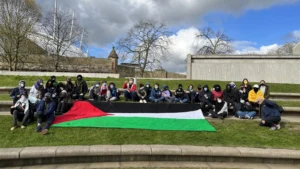 "لن نرحل حتى توقفوا تسليح إسرائيل" .. مخيم تضامني أمام البرلمان الاسكتلندي