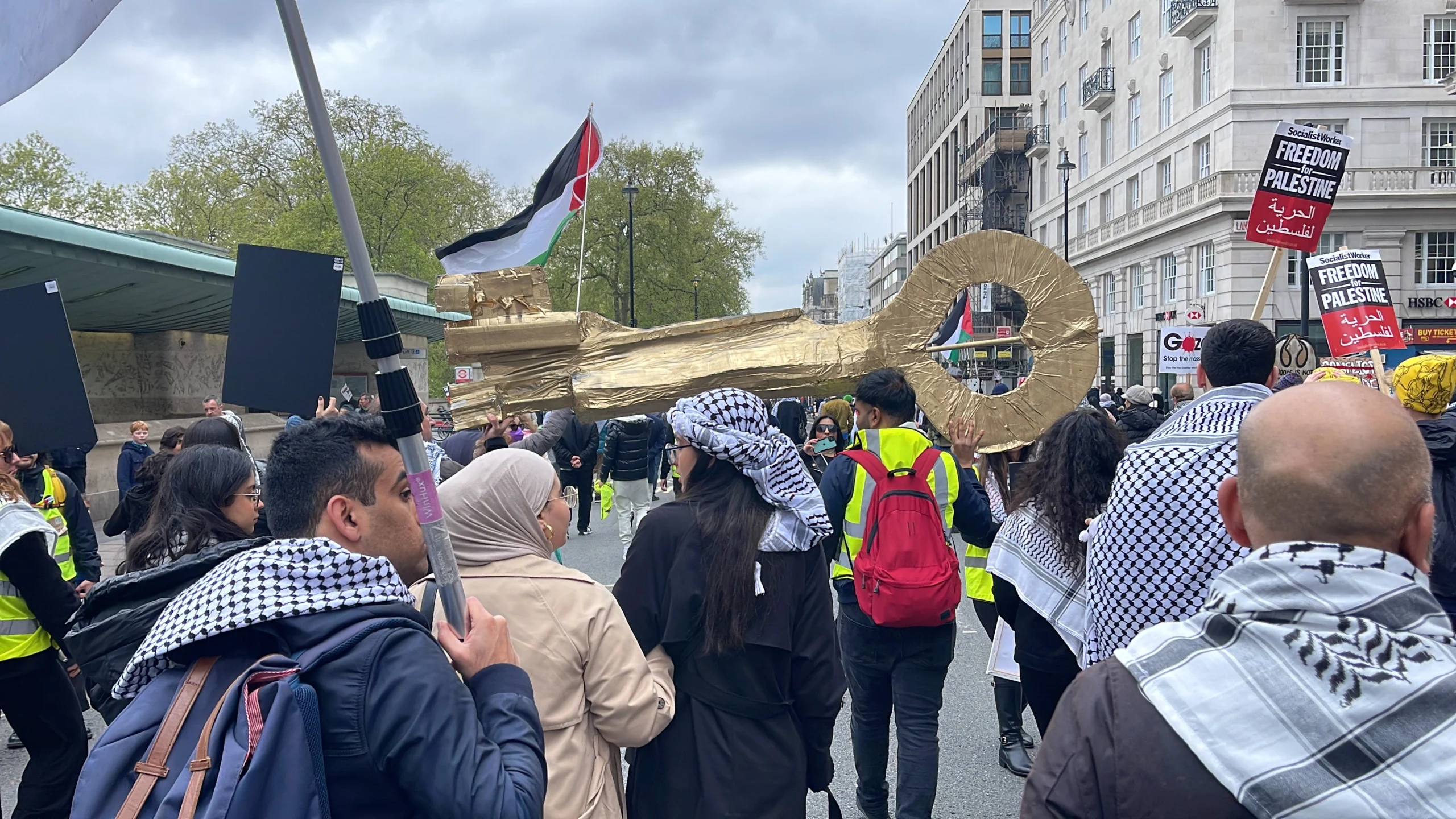 مفتاح العودة يجول شوارع لندن مرفوعًا بأيد عربية
