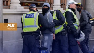 بدء تنفيذ قوانين تتيح مصادرة وتفتيش هواتف المهاجرين إلى بريطانيا دون إذن قضائي