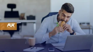 5 مخاطر صحية لتناول الغداء على مكتبك!